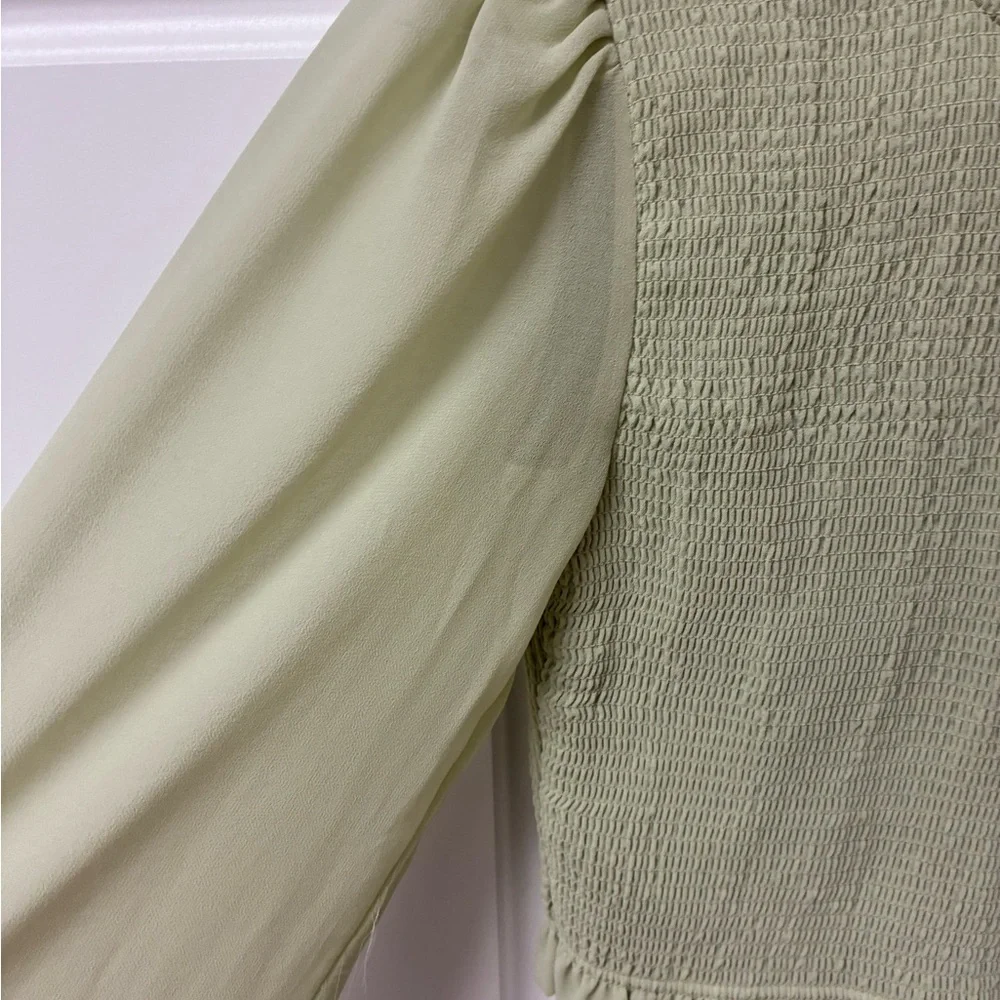 😁Elegant Light Green Ruffle Blouse - Picture 3 of 4